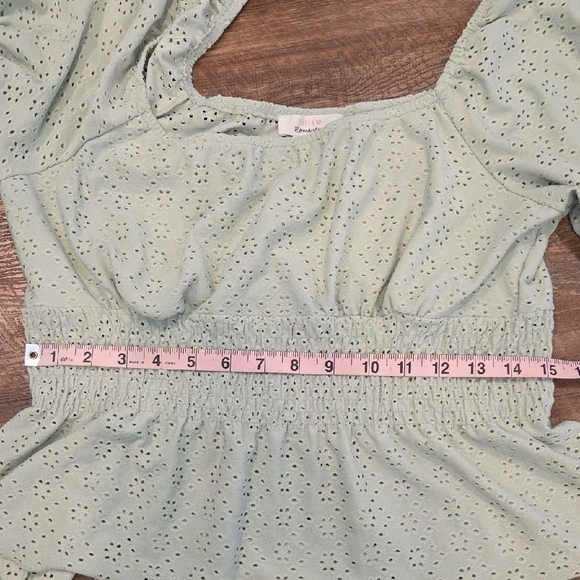 Urban Romantics Sage Green Eyelet Peasant Blouse Size Large Cropped - Picture 8 of 10